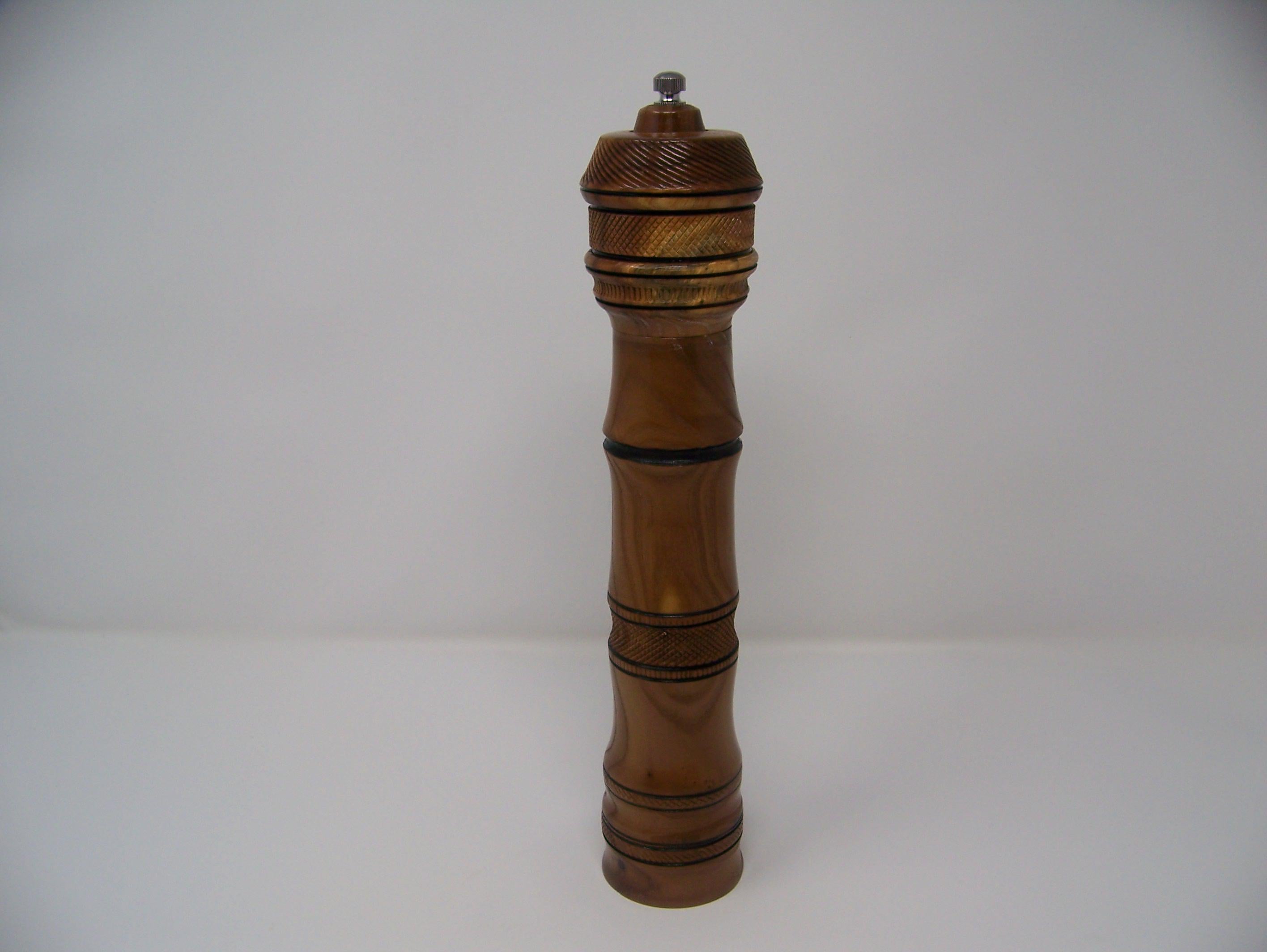 Pepper Grinder - Pro Grind - Ceramic Mechanism - Hardwood