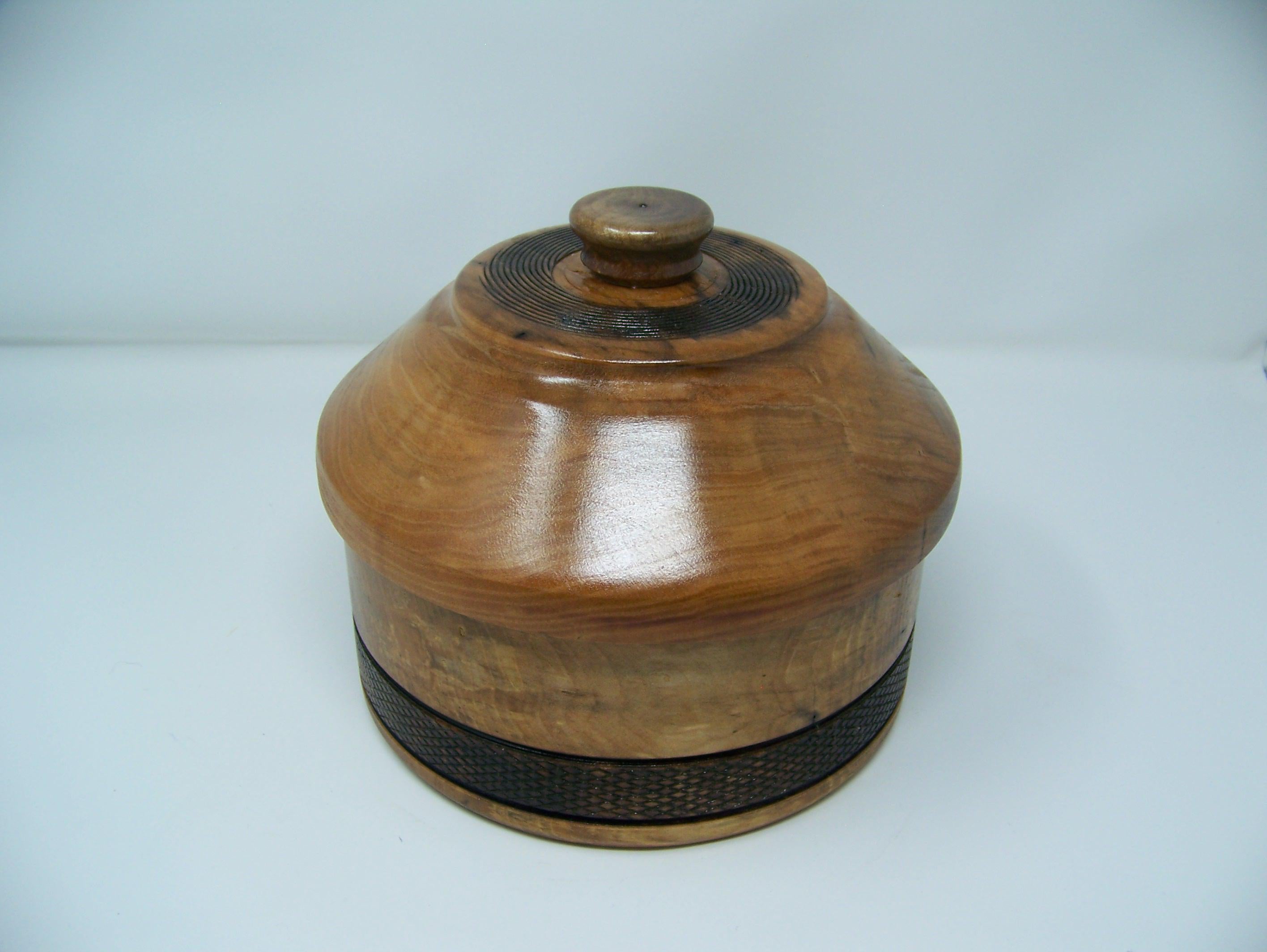 Maple - Canister - Bowl with lid - Detailing on Edge