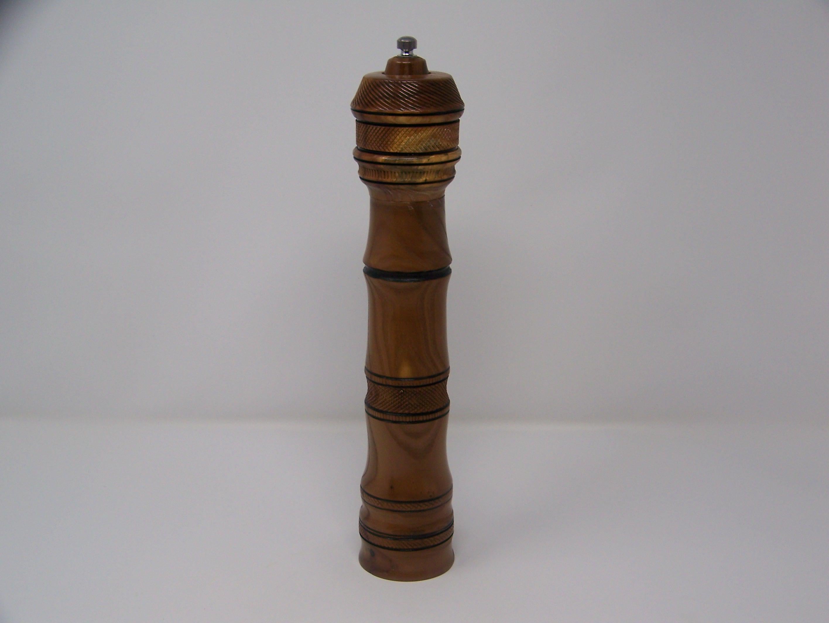 Pepper Grinder - Pro Grind - Ceramic Mechanism - Hardwood