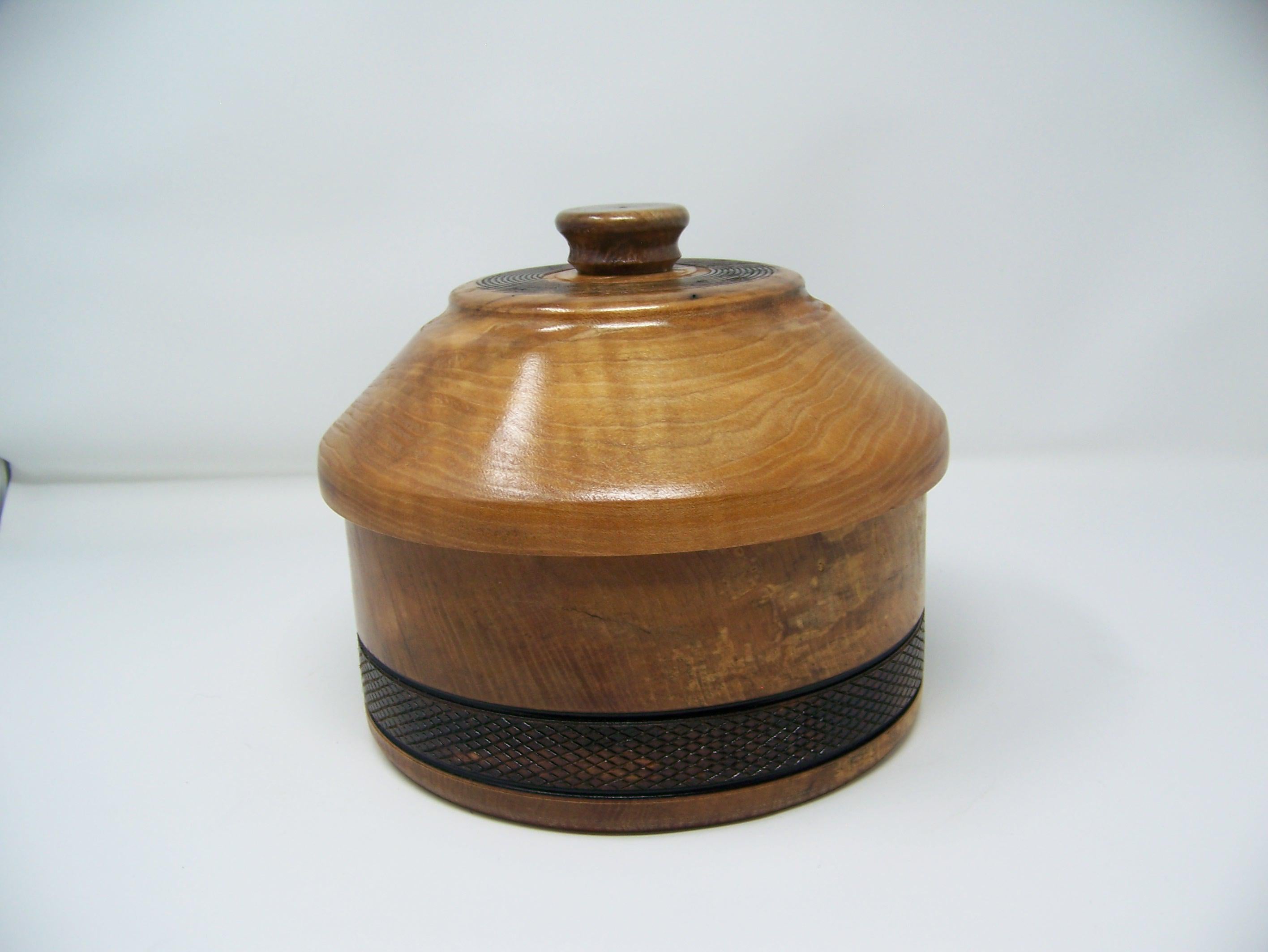 Maple - Canister - Bowl with lid - Detailing on Edge