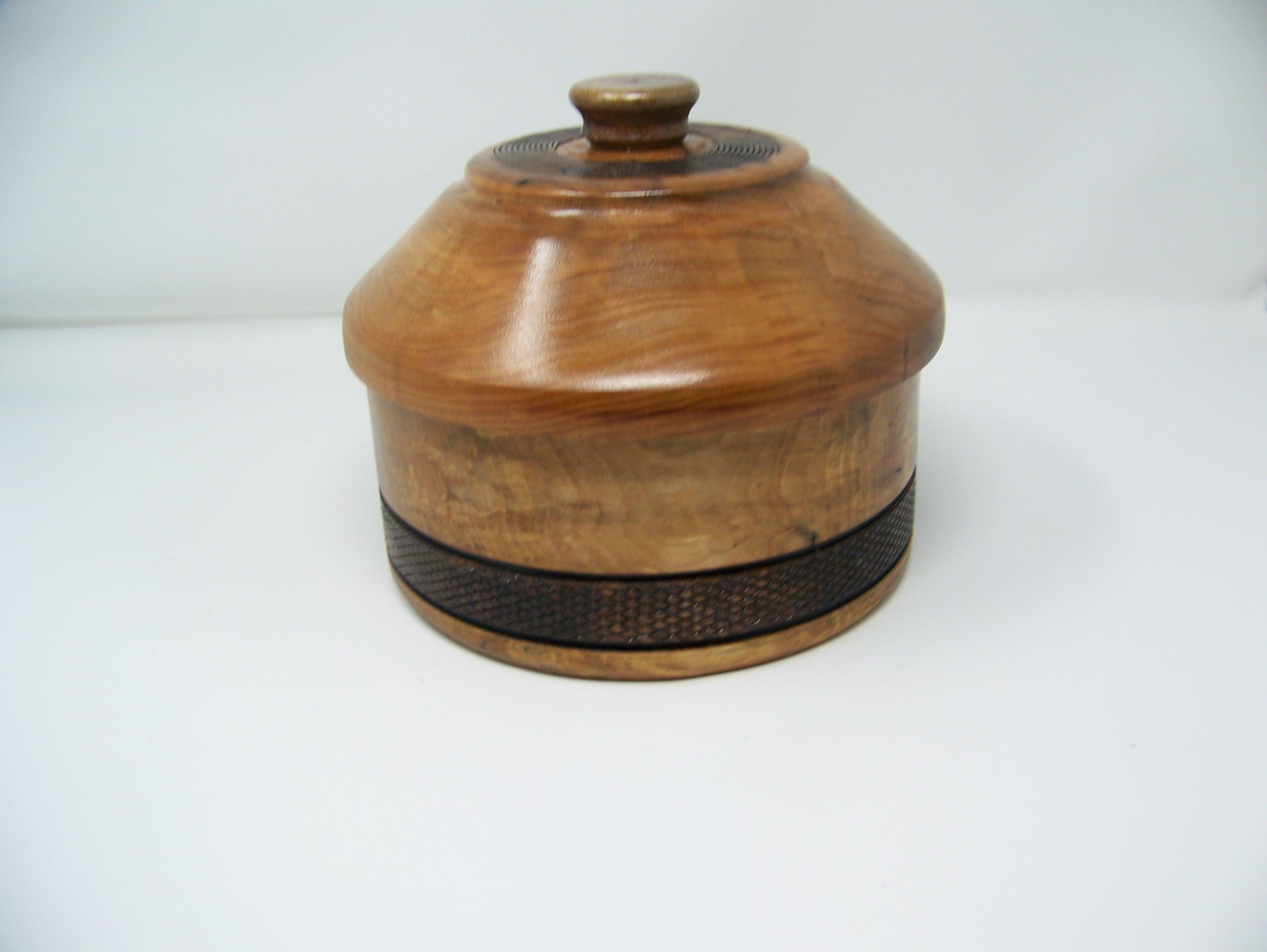 Maple - Canister - Bowl with lid - Detailing on Edge