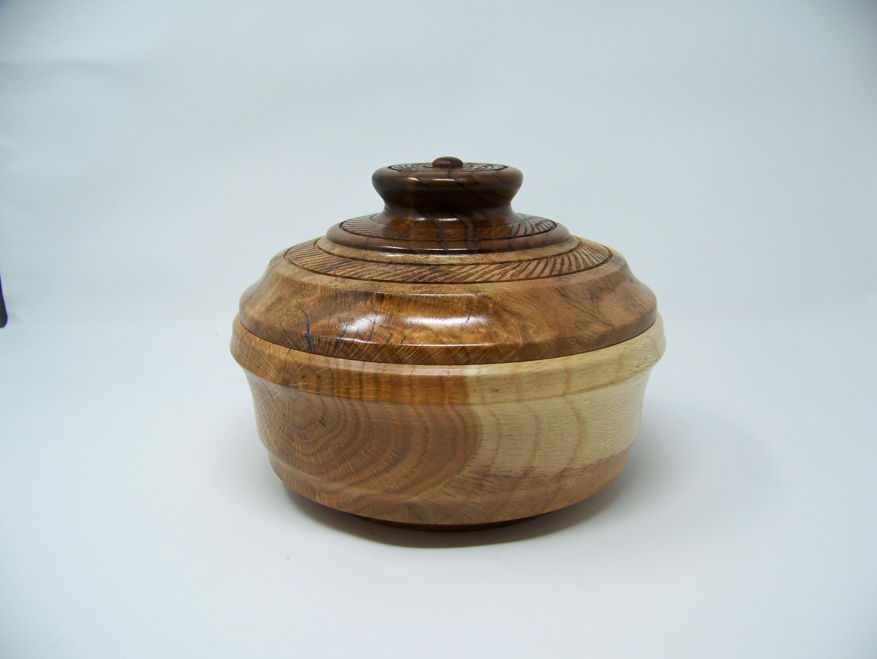 Oak - covered bowl/dish with lid - detailing - beautiful wood grain
