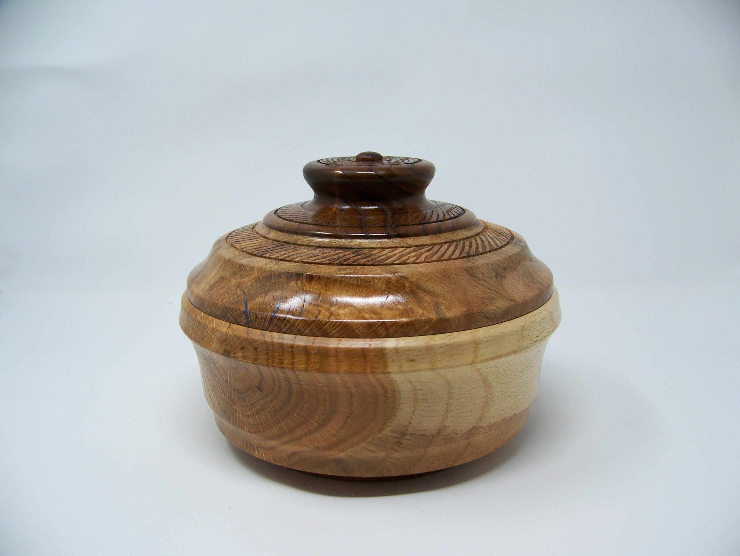 Oak - covered bowl/dish with lid - detailing - beautiful wood grain